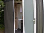 Privé sanitair- buitenkant met deur open.jpg