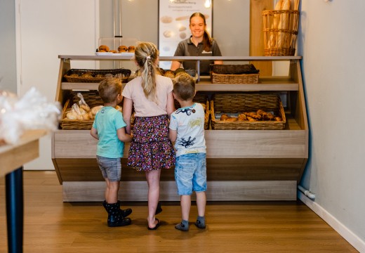 Winkel- Kinderen  met Suze bij de broodjes.jpg
