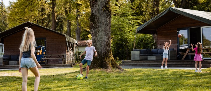 Safarilodge- kinderen spelen voor de tenten.jpg