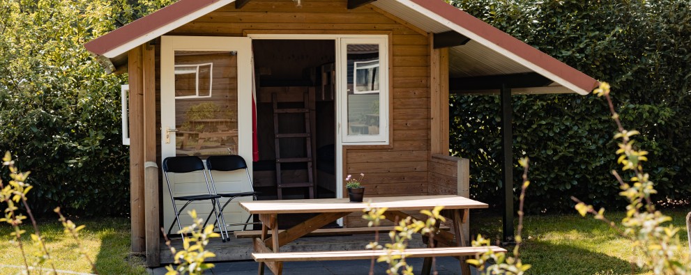 kampeerhut- picknicktafel.jpg