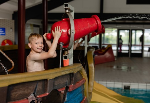 Zwembad- jongen speelt met water.jpg