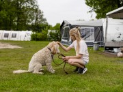 Hond- meisje met hond voor caravan.jpg
