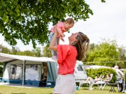 Kamperen- moederspeelt met baby bij caravan 3.jpg