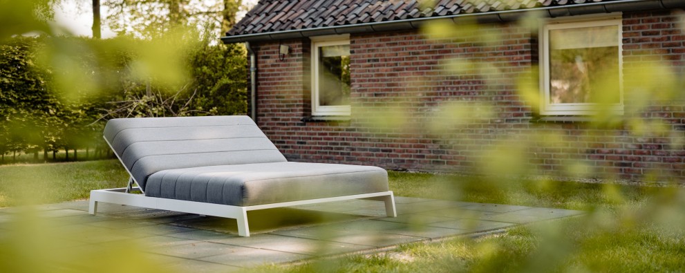 Jachthuis - ligbed buiten.jpg Jachthuis - ligbed buiten.jpg