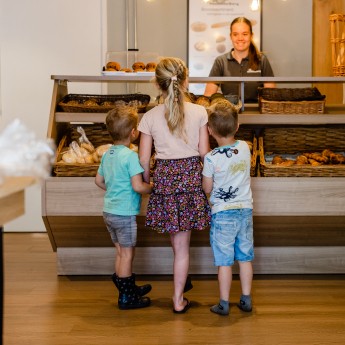 Winkel- Kinderen  met Suze bij de broodjes.jpg