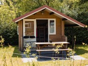 kampeerhut- picknicktafel.jpg