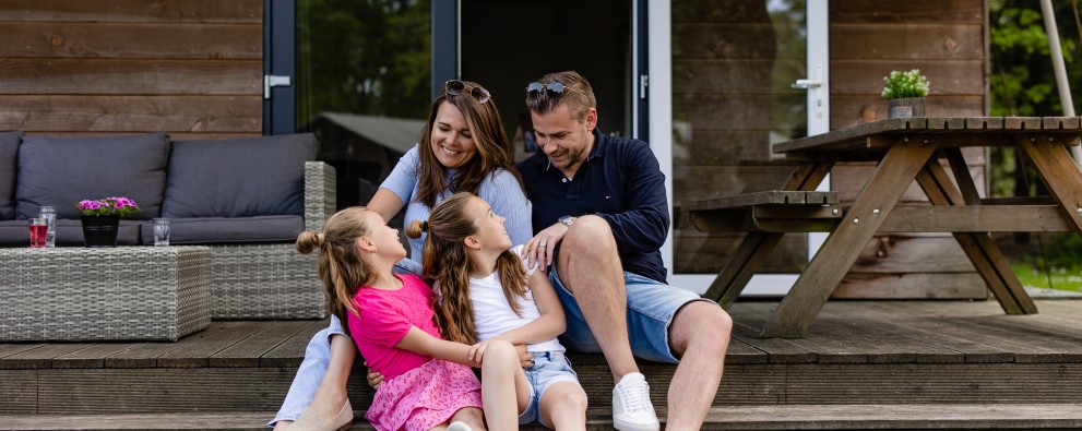 Safarilodge- gezin maakt plezier voor de tent.jpg Safarilodge- gezin maakt plezier voor de tent.jpg