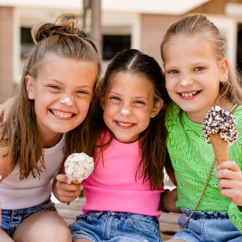 Snackbar-  3meisjes met ijs op hun neus.jpg