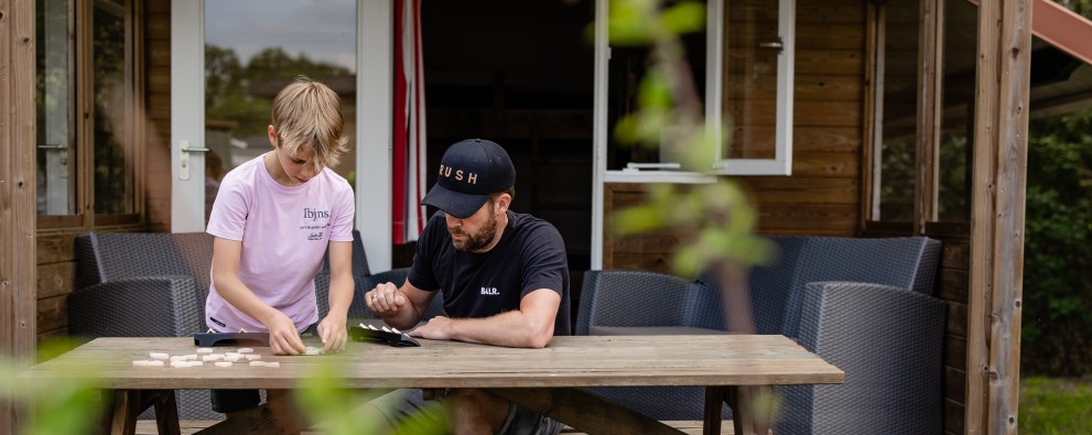 Luxe kampeerhut- vader en zoon spelen rummicub (2).jpg Luxe kampeerhut- vader en zoon spelen rummicub (2).jpg
