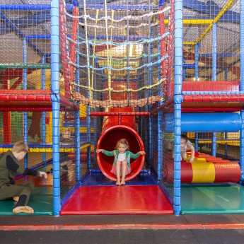 Binnenspeeltuin meisje glijbaan.jpg