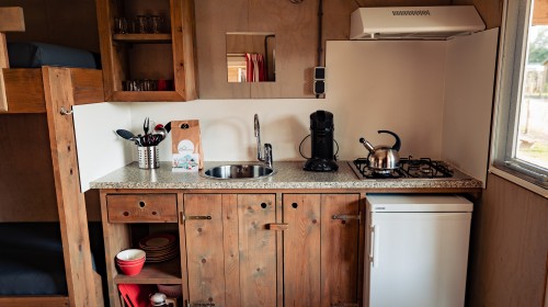 Luxe kampeerhut- keuken.jpg