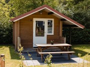 kampeerhut - voorkant met picknicktafel.jpg