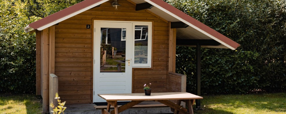 kampeerhut - voorkant met picknicktafel.jpg