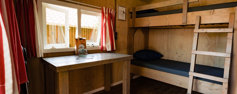 Kampeerhut- eetafel met welkomstpakket.jpg