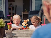 Lodge 4 pers- kinderen aan picknicktafel (2).jpg