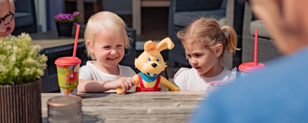 Lodge 4 pers- kinderen aan picknicktafel (2).jpg