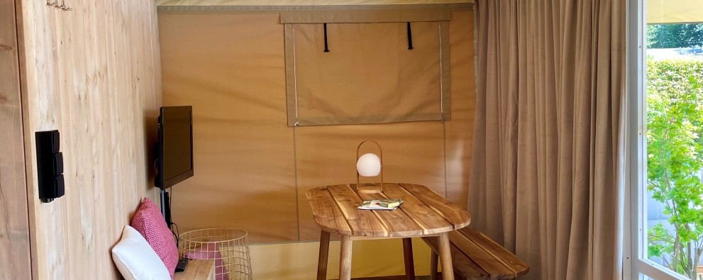 binnen tafel vanaf keuken gezien.jpg