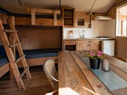 Luxe kampeerhut- eettafel 4.jpg