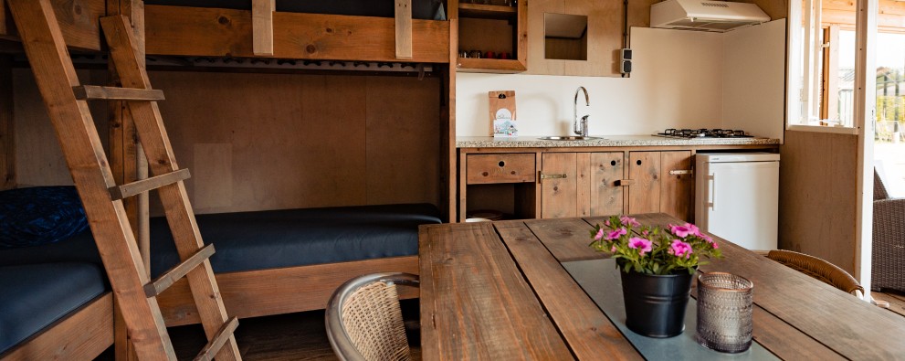 Luxe kampeerhut- eettafel 4.jpg