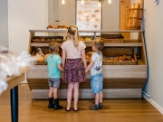 Winkel- Kinderen bij de broodjes.jpg