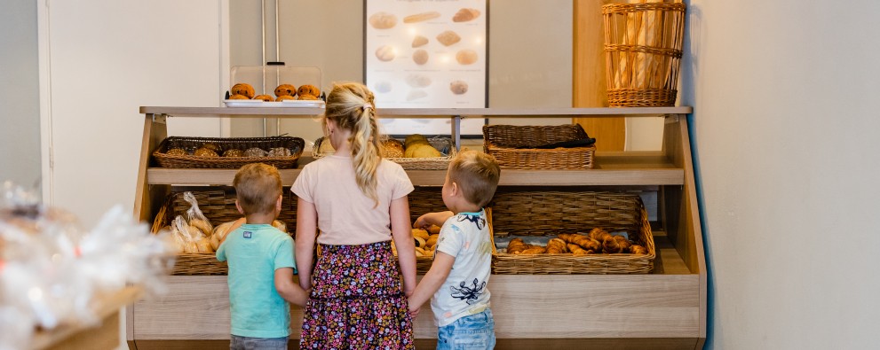 Winkel- Kinderen bij de broodjes.jpg