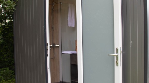 Privé sanitair- buitenkant met deur open.jpg