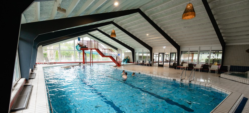 Zwembad- binnenbad.jpg Zwembad- binnenbad.jpg