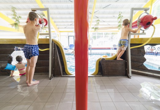 jongens spelen pratenboot
