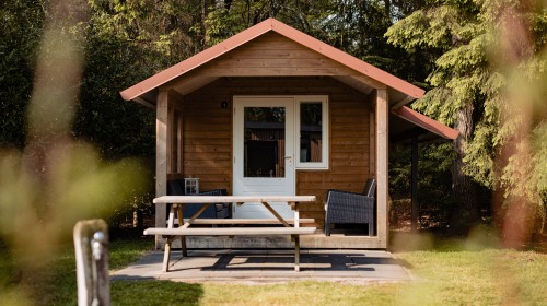 Luxe kampeerhut - voorkant.jpg