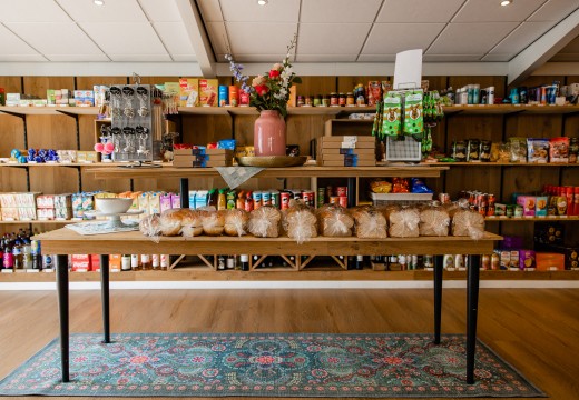 Winkel- tafel met brood en souverniers.jpg