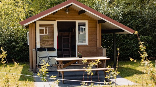 kampeerhut- picknicktafel.jpg
