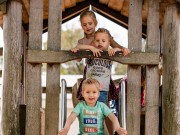 Speeltuin- kindern op de glijbaan.jpg