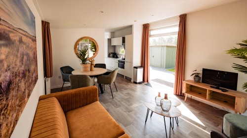 Chalet de Luxe eettafel en televisie.jpg