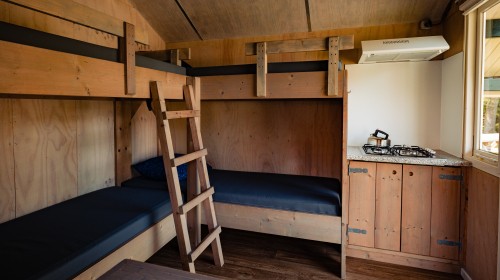 Kampeerhut- stapelbedden.jpg