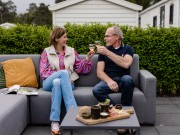 Chalet 6 pers- Geert en vrouw proosten.jpg