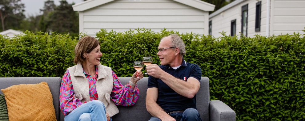 Chalet 6 pers- Geert en vrouw proosten.jpg