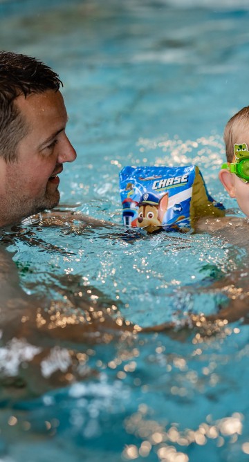 Zwembad- vader en zoontje.jpg