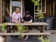 Luxe kampeerhut- vader en zoon spelen rummicub (2).jpg