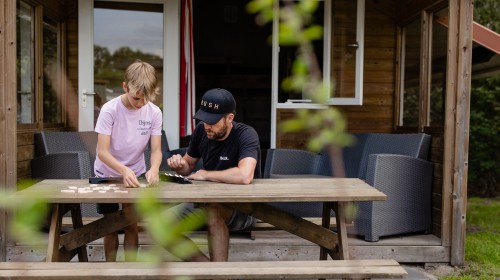 Luxe kampeerhut- vader en zoon spelen rummicub (2).jpg