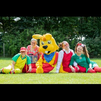 Noetsie met sam,fleur,meis zittend op gras.jpg