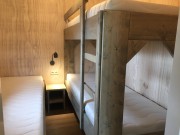 Safarilodge slaapkamer stabelbed en 1 pers bed.jpg