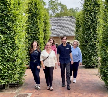 Receptieteam 2024 - lopen door laantje.jpg