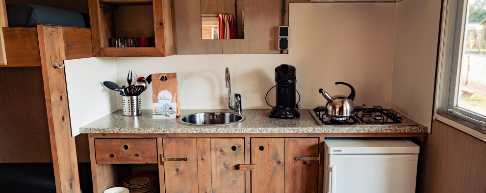 Luxe kampeerhut- keuken.jpg