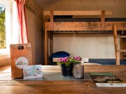 Luxe kampeerhut- eettafel met welkomstpakket.jpg
