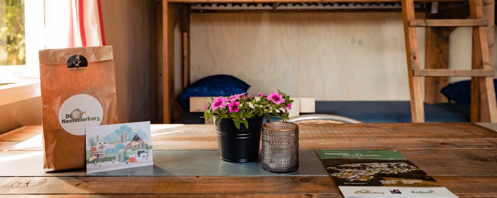 Luxe kampeerhut- eettafel met welkomstpakket.jpg
