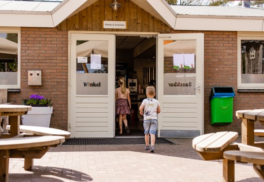 Winkel- kinderen lopen door de ingang.jpg
